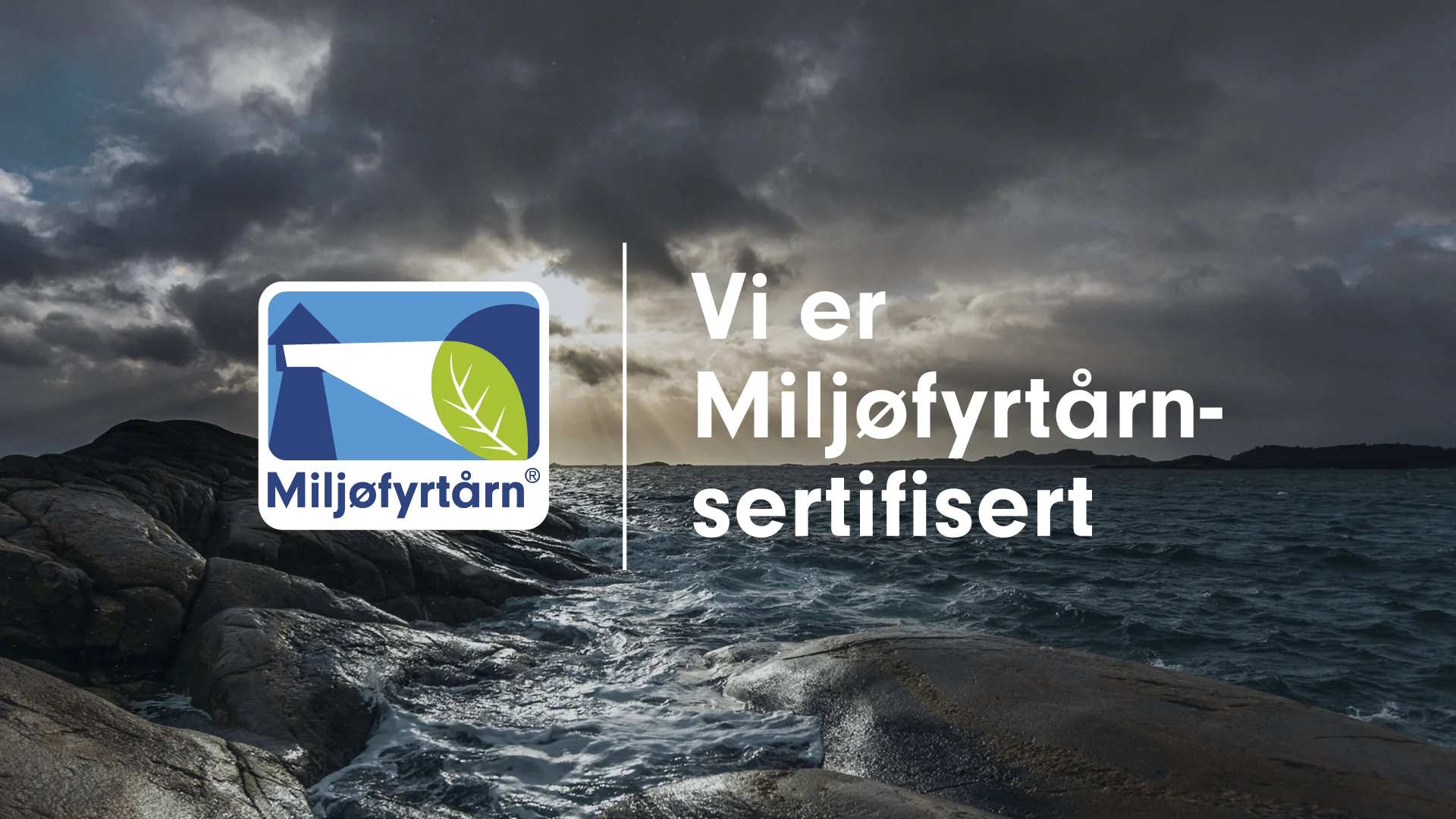 Miljøfyrtårn-logo med tekst som sier 'Vi er Miljøfyrtårn-sertifisert' foran et dramatisk kystlandskap med mørke skyer og bølger som slår mot svaberg.