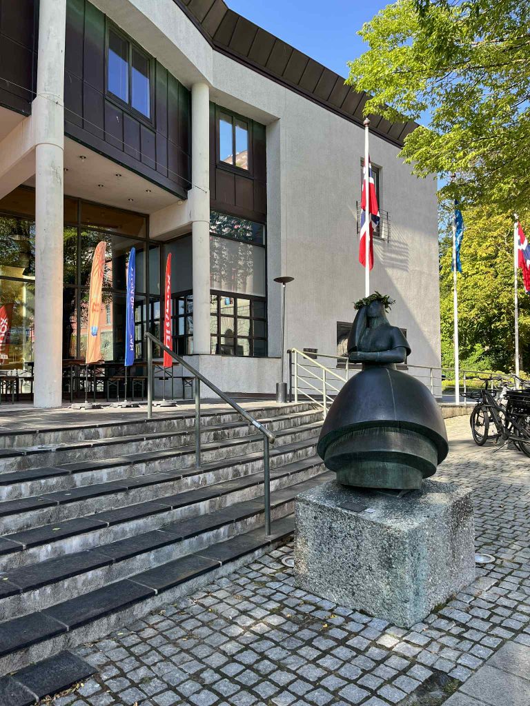 Amanda-statuetten utenfor Festiviteten i Haugesund